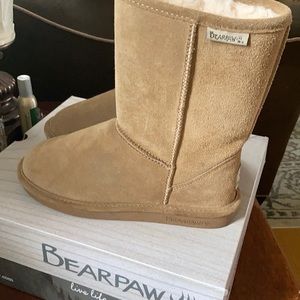 Size 6 Bearpaw suede boots
